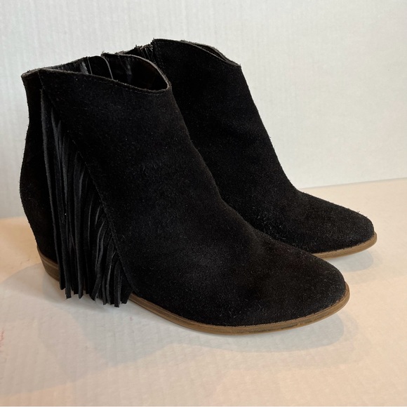 Mudd hidden wedge fringe black suede ankle boot / bootie with easy zipper - Picture 2 of 10